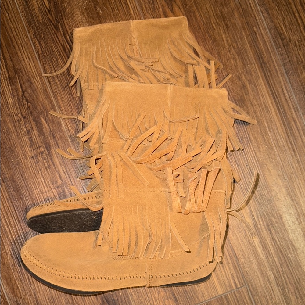 Minnetonka Tan Moccasin Fringe Shoes